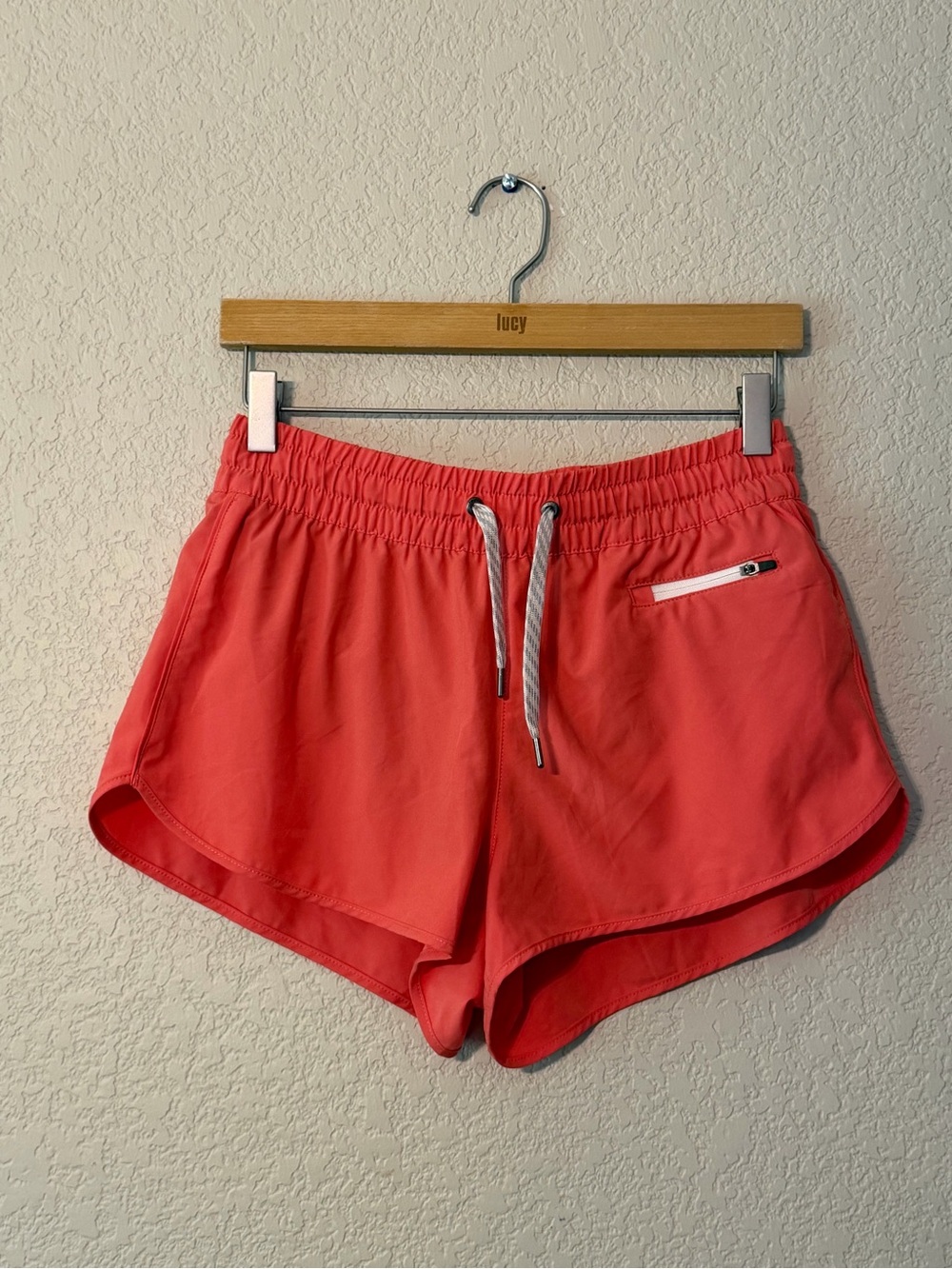 Vuori Clementine 2.5” Coral Athletic Drawstring Shorts, sz SM